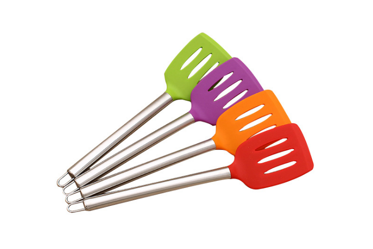 硅膠廚具耐高溫性能性能非常好，在高溫環(huán)境下不會(huì)產(chǎn)生毒物質(zhì)