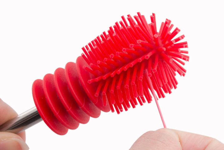 硅膠材質(zhì)對(duì)于小孩子和家庭的應(yīng)用是非常廣泛的，像硅膠奶嘴、硅膠奶瓶、硅膠廚具等都是用硅膠材質(zhì)制作而成的，我們在使用硅膠奶瓶的時(shí)候每天都需要清洗很多次，以前清洗硅膠奶瓶的時(shí)候都是用塑料的刷子，或者用毛巾來清洗硅膠奶瓶，那么硅膠奶瓶刷有什么好處呢，硅膠奶瓶刷更安全無毒，清洗的時(shí)候不會(huì)掉毛刷，使用壽命很長，那么硅膠奶瓶刷定制需要注意什么問題，東莞硅膠奶瓶刷定制廠家哪家好，今天硅膠制品廠小編就來和大家介紹一下。