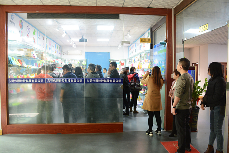 國(guó)內(nèi)硅膠產(chǎn)品在近幾年得到了非常廣泛的發(fā)展，從最開(kāi)始的硅膠電子配件、硅膠蛋糕模具、硅膠廚具、硅膠母嬰用品、硅膠成人用品再到硅膠玩具、硅膠禮品、硅膠創(chuàng)意產(chǎn)品，可以說(shuō)硅膠產(chǎn)品已經(jīng)遍布各類大小行業(yè)，之前塑膠行業(yè)的產(chǎn)品現(xiàn)在都開(kāi)始往硅膠方面開(kāi)發(fā)，硅膠相比塑膠擁有安全無(wú)毒、環(huán)保、柔韌性好、使用壽命長(zhǎng)等特點(diǎn)。隨著消費(fèi)者對(duì)硅膠產(chǎn)品的逐漸認(rèn)可到喜愛(ài)，我們生活中隨處可以看到硅膠的產(chǎn)品。