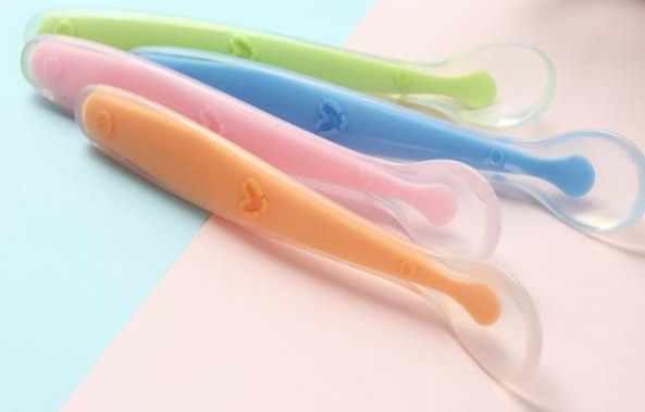 寶寶可以用硅膠勺子嗎-嬰兒用硅膠勺子安全嗎對(duì)孩子的身體好嗎，寶寶六個(gè)月以后，就可以添加輔食了，添加輔食對(duì)于小寶寶來(lái)說(shuō)，可是打開了新世界的大門，他們可以用味蕾體驗(yàn)這個(gè)豐富多彩的世界，品嘗媽媽精心準(zhǔn)備的各種美食。寶寶在品嘗美味輔食之前還需要一把打開新世界大門的鑰匙，一把好用的硅膠勺子。相對(duì)于怎么給寶寶選擇奶瓶啊、選擇碗啊，給寶寶選擇一把合適的硅膠勺子更有講究！因?yàn)閷殞毷褂玫纳鬃邮鞘裁床馁|(zhì)、款式，包括其功能，這都是需要家長(zhǎng)去考慮關(guān)注的問(wèn)題！那么，寶寶可以用硅膠勺子嗎-嬰兒用硅膠勺子安全嗎對(duì)孩子的身體好嗎？