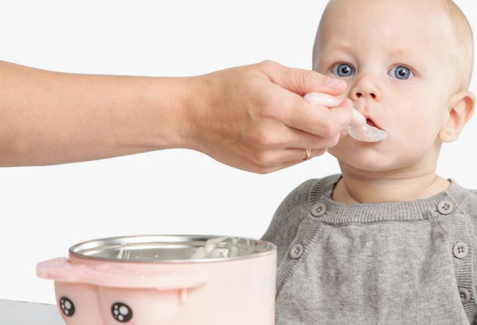 寶寶可以用硅膠勺子嗎-嬰兒用硅膠勺子安全嗎對(duì)孩子的身體好嗎，寶寶六個(gè)月以后，就可以添加輔食了，添加輔食對(duì)于小寶寶來(lái)說(shuō)，可是打開了新世界的大門，他們可以用味蕾體驗(yàn)這個(gè)豐富多彩的世界，品嘗媽媽精心準(zhǔn)備的各種美食。寶寶在品嘗美味輔食之前還需要一把打開新世界大門的鑰匙，一把好用的硅膠勺子。相對(duì)于怎么給寶寶選擇奶瓶啊、選擇碗啊，給寶寶選擇一把合適的硅膠勺子更有講究！因?yàn)閷殞毷褂玫纳鬃邮鞘裁床馁|(zhì)、款式，包括其功能，這都是需要家長(zhǎng)去考慮關(guān)注的問(wèn)題！那么，寶寶可以用硅膠勺子嗎-嬰兒用硅膠勺子安全嗎對(duì)孩子的身體好嗎？