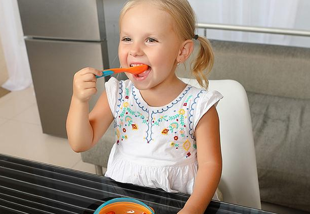 寶寶可以用硅膠勺子嗎-嬰兒用硅膠勺子安全嗎對(duì)孩子的身體好嗎，寶寶六個(gè)月以后，就可以添加輔食了，添加輔食對(duì)于小寶寶來(lái)說(shuō)，可是打開了新世界的大門，他們可以用味蕾體驗(yàn)這個(gè)豐富多彩的世界，品嘗媽媽精心準(zhǔn)備的各種美食。寶寶在品嘗美味輔食之前還需要一把打開新世界大門的鑰匙，一把好用的硅膠勺子。相對(duì)于怎么給寶寶選擇奶瓶啊、選擇碗啊，給寶寶選擇一把合適的硅膠勺子更有講究！因?yàn)閷殞毷褂玫纳鬃邮鞘裁床馁|(zhì)、款式，包括其功能，這都是需要家長(zhǎng)去考慮關(guān)注的問(wèn)題！那么，寶寶可以用硅膠勺子嗎-嬰兒用硅膠勺子安全嗎對(duì)孩子的身體好嗎？