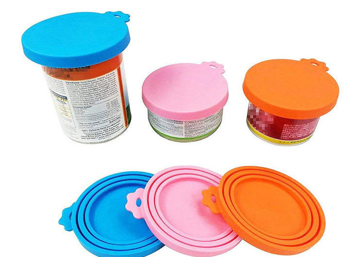 硅膠罐頭蓋-食品級硅膠寵物罐頭蓋定制廠家電話-東莞硅膠罐頭蓋工廠批發(fā)價格，蓋子有三種尺寸大小，可以蓋不同大小的罐頭，是連在一起的哈，不是分開的喲，直接整個套在打開的貓罐頭上就可以啦，用起來也非常方便。蓋上之后就不怕罐頭壞啦，第二天照樣可以打開，可以繼續(xù)享受美味， 還有配套的小勺子，用來挖濕糧什么的可方便咯~~采用硅膠材料精制而成，無毒無害，產(chǎn)品設計精巧，不易變形，很軟的手感，不是那種硬邦邦的，密封性更好。 