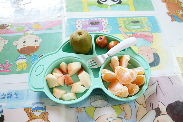 說到性能方面硅膠餐具與塑膠PP材質相提并論具有哪些差異呢？首先PP材質遇高溫而融化，遇低溫而易破裂，遇氣候性影響以老化變色等現(xiàn)象